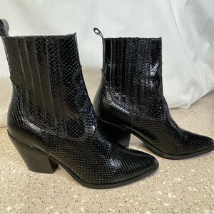 Aqua “Ciao” Black Snakeskin Ankle Boots – Pointed Toe, Block Heel – Size 8